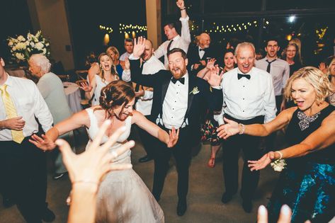 Wedding Photo With Guests, People Dancing At Wedding, Fun Wedding Reception Pictures, Wedding Reception Photo Inspiration, Wedding Dance Floor Pictures, Fun Wedding Shots, Wedding Photos Dancing, Wedding Action Shots, Wedding Photography Dancing