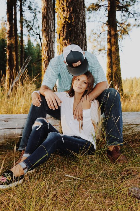 Outdoorsy couples photo Senior Pictures Couples, Country Couple Poses, Bridesmaid Dresses Country, Horse Senior Pictures, Couple Senior Pictures, Country Couple Pictures, Fall Couple Photos, Dresses Country, Country Couple