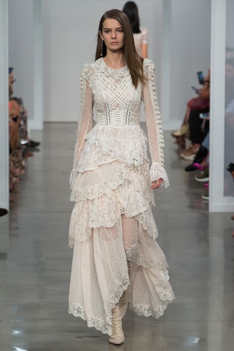 Zimmermann Spring 2017 Ready-to-Wear Fashion Show : the perfect wedding dress for a boho chic bride Boho Chic Bride, Boho Chique, Mode Boho, Couture Mode, Fashion Weeks, Perfect Wedding Dress, Dresses To Wear To A Wedding, Fall Fashion Outfits, Spring 2017