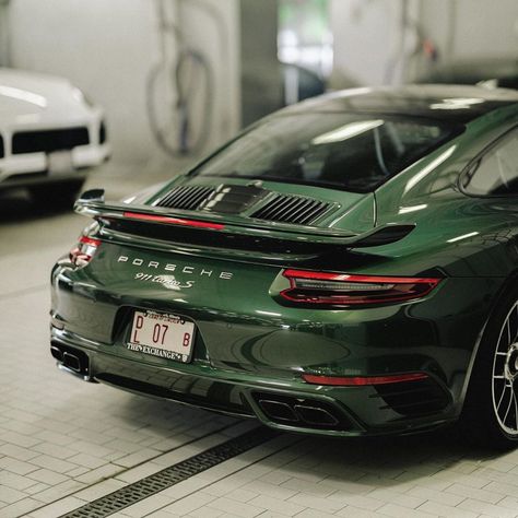 Green Over Tan Porsche, Green Porshe Aesthetic, Dark Green Porsche, Green Vintage Car Aesthetic, Green Porsche, Alpine Car, Old Green Porsche, Dream Cars Range Rovers, Porsche Colors