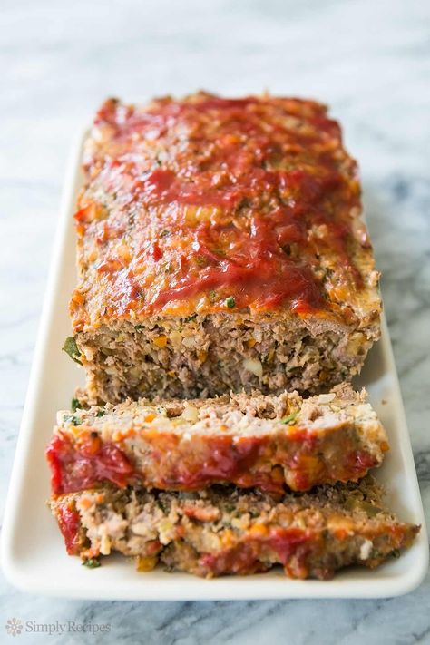 Classic Meatloaf ~ Traditional meatloaf recipe with the delicious twist of using Italian pork sausage in addition to ground beef.  Also includes onion, celery, garlic, egg, parsley, and bread crumbs. ~ SimplyRecipes.com Clean Eating Meatloaf, Crackers Homemade, Recipe Meatloaf, Traditional Meatloaf Recipes, Traditional Meatloaf, Homemade Meatloaf, Classic Meatloaf Recipe, Crackers Recipe, Classic Meatloaf