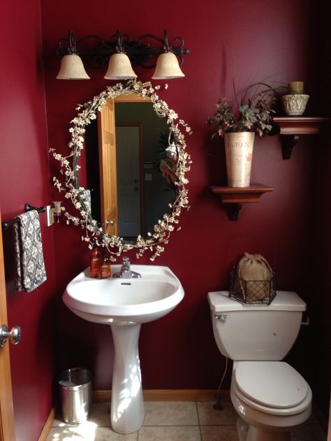 Small, dark red bathroom/ powder room Burgundy Bathroom Ideas, Bathroom Ideas Paint, Maroon Bathroom, Small Dark Bathroom, Burgundy Bathroom, Red Bathroom Accessories, Burgundy Decor, Layout Bathroom, Red Bathroom Decor