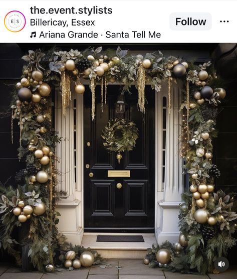 CHRISTMAS FRONT DOOR @the.event.stylists Garland Over Front Door Christmas, Great Gatsby Christmas, Black Door Christmas Decor, Christmas Arched Front Door, Door Arch Christmas Decor, Front Door Christmas Tree, Christmas Front Door Garland, Christmas Door Garland Ideas, Fancy Christmas Decorations