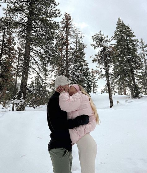 Snowy Mountains Outfit, Baggage Claim Juliana Smith, Winter Pics With Boyfriend, Winter Aesthetic Couple, Winter Couple Pictures, Mode Au Ski, Snow Engagement, Winter Proposal, Snow Photoshoot