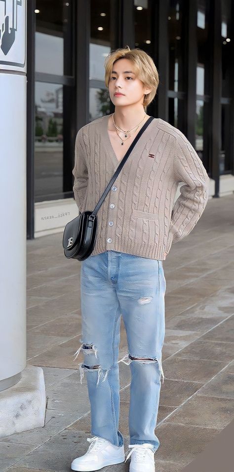 Kim Taehyung Casual Outfit, Taehyung Casual Outfit, Taehyung Style Outfit, Kpop Idols Outfits Casual, Kim Taehyung Style, Kim Taehyung Outfit, Tae Outfits, Outfit Taehyung, Taehyung Outfits