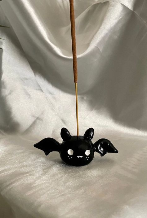 Gothic Incense Holder, Halloween Clay Incense Holder, Clay Crafts Air Dry Halloween, Monster Clay Ideas, Bat Clay Sculpture, Halloween Incense Holder, Pottery Ideas Halloween, Air Dry Clay Ideas Gothic, Clay Ghost Tutorial