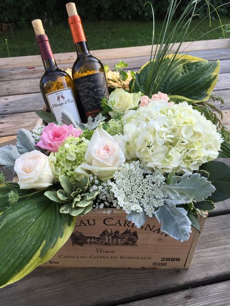 Birthday Flower Decoration Ideas, Wine Gift Box Ideas, Wine Bottles Gift Wrap, Wine Bottle Flowers, Flower Decoration Ideas, Bottle Gift Wrapping, Homemade Gift Baskets, Creative Money Gifts, Gift Wrapping Inspiration