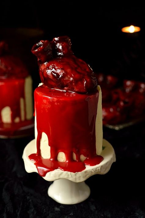 Halloween bleeding heart topped mini red velvet layer cakes Goth Cakes, Scary Halloween Cakes, Horror Cake, Ermine Frosting, Scary Cakes, Halloween Wedding Cakes, Party Ideas Birthday, Awesome Desserts, Heart Cakes