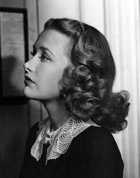 Priscilla Lane in Dust Be My Destiny (1939) 1930 Hairstyles, 1930 Hair, Bonita Granville, Priscilla Lane, 1930s Hair, Vintage Hairstyle, 40s Hairstyles, 1940s Hairstyles, My Destiny