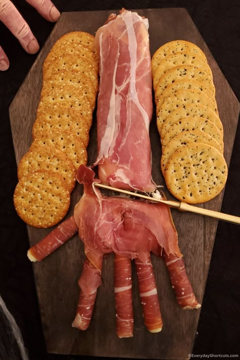 Creepy Halloween Hand Appetizer Creepy Halloween Food, Halloween Charcuterie, Halloween Party Appetizers, Halloween Buffet, Halloween Food Appetizers, Spooky Snacks, Decorações Com Comidas, Spooky Food, Halloween Party Snacks