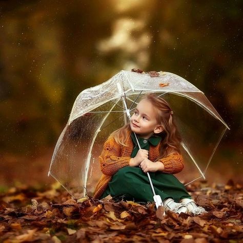 Fall Photoshoot Family, Creative Halloween Costume Ideas, Autumn Photography Portrait, Photo Halloween, Toddler Photoshoot, Kind Photo, Fall Shoot, Most Paused Movie Scenes, Fall Portraits