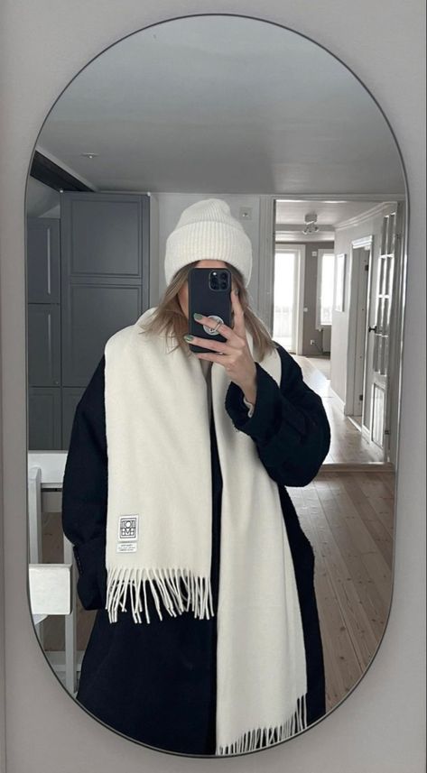 White Wool Hat Outfit, White Scarf Outfit Winter, White Beanie Outfit, Wool Hat Outfit, White Scarf Outfit, Hat Outfit Winter, White Jeans Outfit Winter, Scarf Outfit Winter, Nyc Winter Outfits