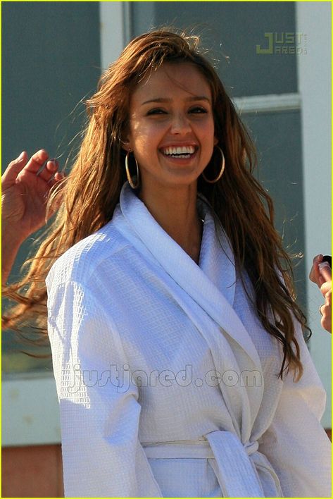 Jessica Alba 2000s, Young Jessica Alba, Jessica Alba Outfit, Cash Warren, Jessica Alba Style, Malibu Beach, Jessica Alba, Just Jared, Hollywood Celebrities