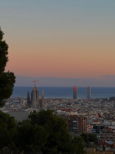 Barcelona City Aesthetic, Barcelona Sunrise, Barcelona Lifestyle, Europe In Fall, Barcelona Life, Barcelona Vibes, Spain Vibes, Living In Barcelona, Barcelona Photography