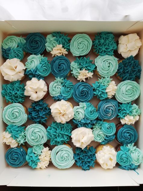 Teal Flower Cupcakes, Turquoise And Gold Cupcakes, Blue 50th Birthday Ideas, Teal Cupcakes Birthday, Turquoise Birthday Party Ideas, Teal Birthday Party Ideas, Teal Birthday Party, Turquoise Cupcakes, 18th Ideas