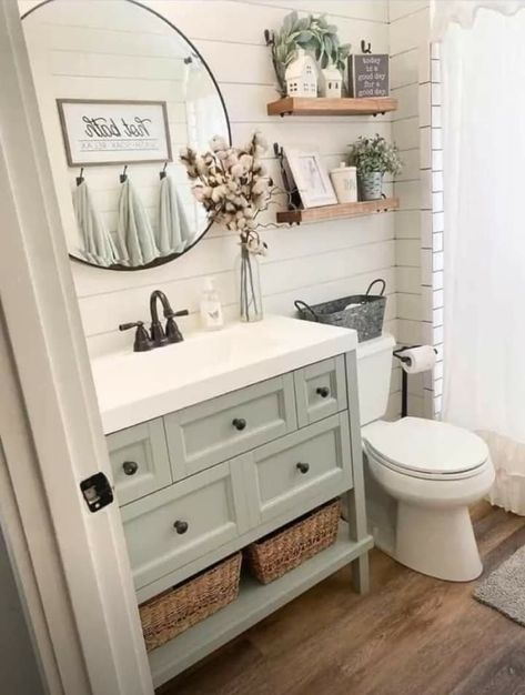 Baie Vintage, Bathroom Farmhouse Style, Bathroom Remodel Designs, Bathroom Inspiration Decor, Small Bathroom Ideas, Upstairs Bathrooms, घर की सजावट, Bathroom Renos, Small Bathroom Decor