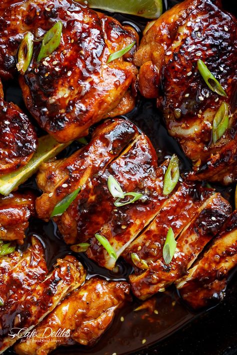 Flavour packed Honey Garlic Sriracha Chicken, made with the easiest, and most delicious marinade Garlic Sriracha Chicken, Sweet Potato Beef Stew, Ayam Mentega, Easy Honey Garlic Chicken, Honey Sriracha Chicken, Sriracha Chicken, Cafe Delites, Garlic Chicken Recipes, Garlic Butter Chicken