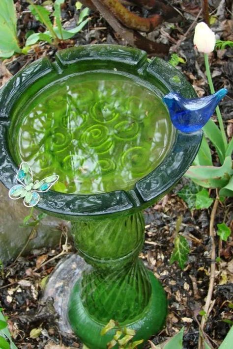 5 Glass Garden Totems That Will Glitter In The Sun - Garden Lovers Club Glass Bird Bath, Garden Totem, Flea Market Gardening, Garden Totems, Meteor Garden 2018, Glass Garden Art, Green Glass Vase, Garden Art Projects, Creative Gardening