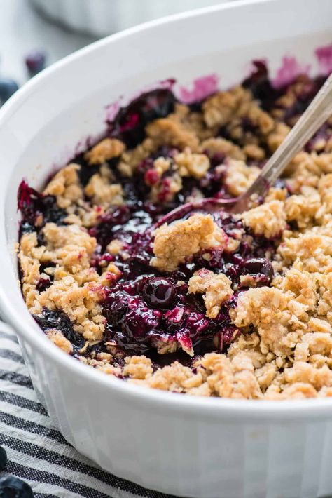 Blueberry crisp is a classic fruit dessert that calls for 9 ingredients and can be made with fresh or frozen blueberries. This summer dessert has a crunchy oat topping and a juicy blueberry filling. #blueberrycrisp #fruitcrisp #fruitdessert Gluten Free Blueberry Crisp, Blueberry Crisp Recipe, Fresh Blueberry Pie, Blueberry Dump Cakes, Berry Crisp, Blueberry Crisp, Fruit Crisp, Blueberry Desserts, Blueberry Crumble