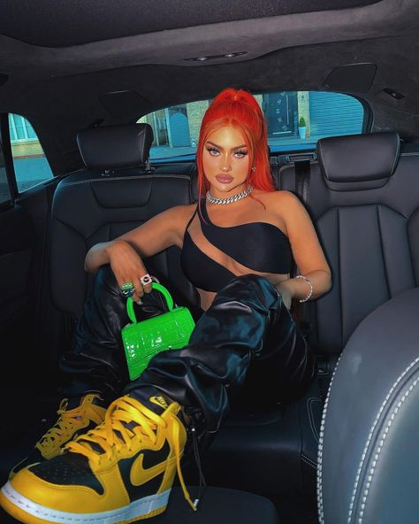 Back Seat Photoshoot, Backseat Car Photoshoot, Photoshoot Baddie, New Car Photo, Streetwear Photoshoot, Rooftop Photoshoot, Car Photoshoot, Car Poses, Beautiful Photoshoot Ideas