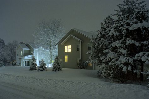 Gloomy Christmas, Snowy Neighborhood, Neighborhood Aesthetic, Snow At Night, I Love Winter, Dark Paradise, Flower Art Images, Best Seasons, Winter Night