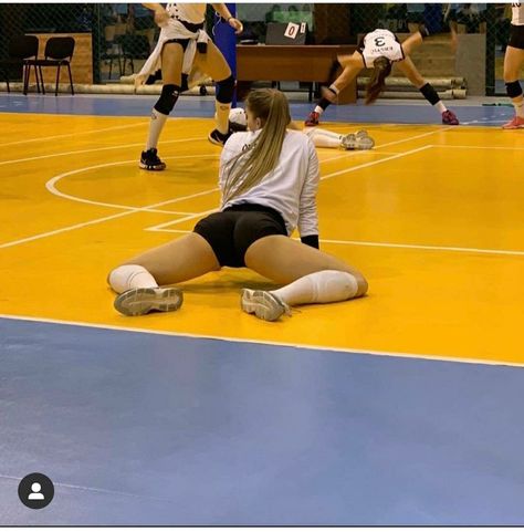 Lisa Hot Outfit, Back Arching Pose, Volleyball Leggings, Volleyball Photos, Risky Pictures, Flexibility Dance, Gymnastics Videos, Volleyball Pictures, Volleyball Mom