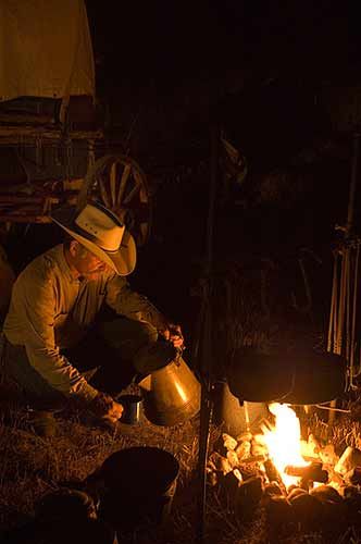 Mattress Ideas, Night Camping, Cowboy Wall Art, Cowboy Life, Cowboy Coffee, Real Cowboys, Western Photography, Chuck Wagon, Western Landscape