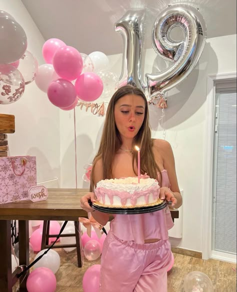 Birthday Fotos, Emily Paulichi, Journalling Aesthetic, Anna Paul, Pink Birthday Decorations, Healthy Eating Lifestyle, Sweet Sixteen Birthday Party Ideas, Eighteenth Birthday, Birthday Goals