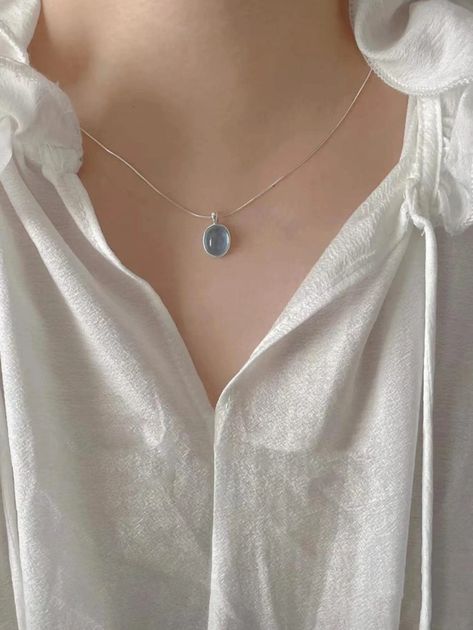 Moonstone Oval Charm Necklace | SHEIN EUQS Blue Jewlery, Dainty Jewelry Necklace, Ethereal Jewelry, Modern Gold Jewelry, Printed Casual Dresses, Solid Gold Necklace, Silver Jewelry Necklace, Gold Jewelry Simple, Gold Jewelry Necklace