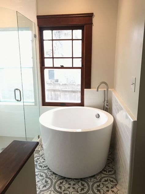 Small Soaking Tub, Tiny Bathtub, Small Luxury Bathroom, Soaking Tub Shower Combo, Bathtubs For Small Bathrooms, Japanese Bathtub, Bathtub Ideas, Deep Bathtub, Bathtub Shower Combo