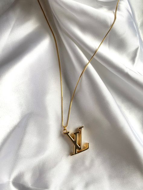 The Icon Necklace – Ahava J Expensive Jewelry Luxury, Luxe Jewelry, Jewelry Accessories Ideas, Dope Jewelry, Classy Jewelry, Jewelry Essentials, Expensive Jewelry, Jewelry Lookbook, Fancy Jewelry