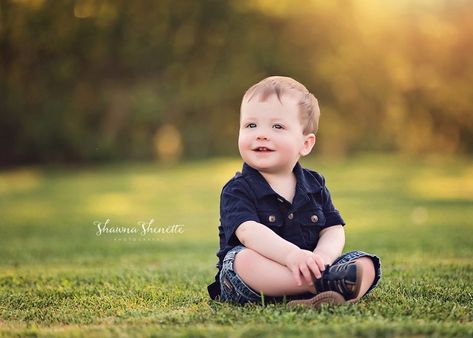 Baby Birthday Photoshoot, 1 Year Baby, Boy Photo Shoot, 1st Birthday Pictures, Baby Photoshoot Boy, Baby Boy Cakes, Baby Boy Photography, Baby Poses, Outdoor Baby