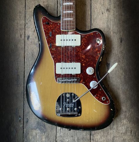 1968 Fender Jazzmaster Sunburst Guitar, Fender Jazzmaster, Jazz Players, Arm Wear, Fender Vintage, Wah Pedal, Jazz Guitar, Fender American, Guitar Effects Pedals