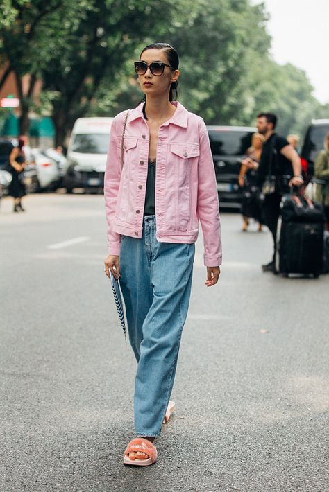 Baggy boyfriend jeans, a baby pink denim jacket and Fenty X Puma fluffy pink sliders: could this Milan Fashion Week street style look be any more perf? Denim Jacket Outfit Summer, Pink Jacket Outfit, Baggy Jeans For Women, Waistline Dress, Jeans Rosa, Baggy Dresses, Pink Denim Jacket, Jeans Trend, Milan Fashion Week Street Style