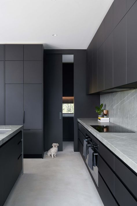 Black Cabinets Industrial Kitchen, Black Wood Kitchen Design, Black Wood Cabinets Kitchen, Dark Grey Kitchen Ideas, Grey And Black Kitchen, Black Matte Kitchen, Modern Kitchen Black, Dark Modern Kitchen, Bar Decoration Ideas