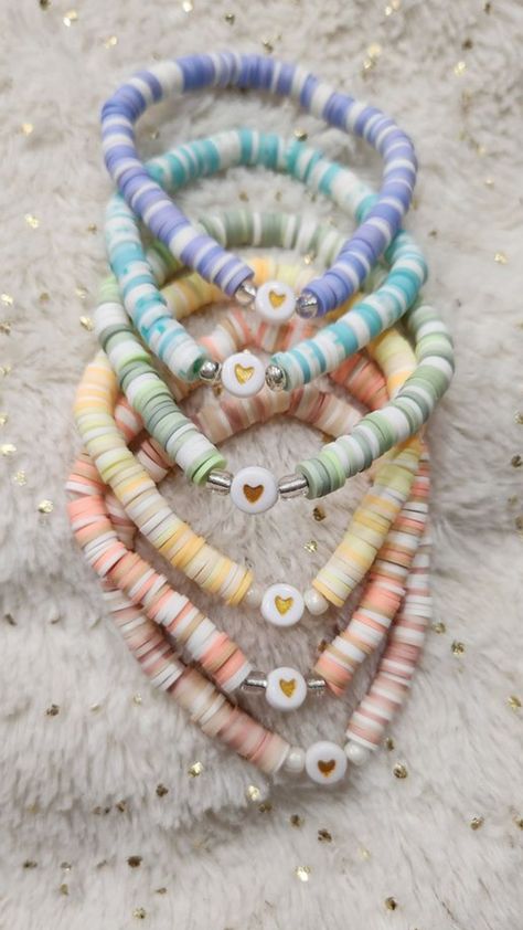 Clay Needs Bracelets, Clay Bead Shell Bracelet, Clay Bead Bracelet Sets Ideas, Friendship Bracelet Ideas Clay Beads, Clay Beads With Words, Bean Bracelet Ideas, Western Bracelet Colors, Bracelets Inspo Clay Beads, Diy Clay Bracelet Ideas