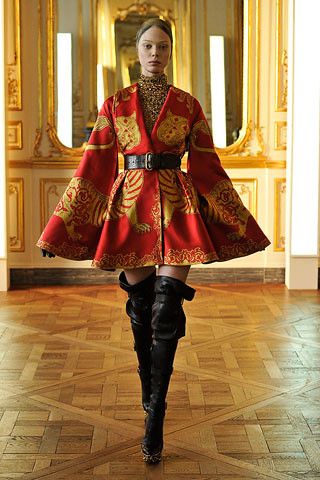 Alexander McQueen Fall 2010 RTW (Swan Song Collection)-Tan… | Flickr Chique Outfits, Fantasy Fashion, Mode Inspiration, Womens Fashion Trends, Couture Fashion, Look Fashion, Runway Fashion, بلاك بينك, Fashion Inspo Outfits