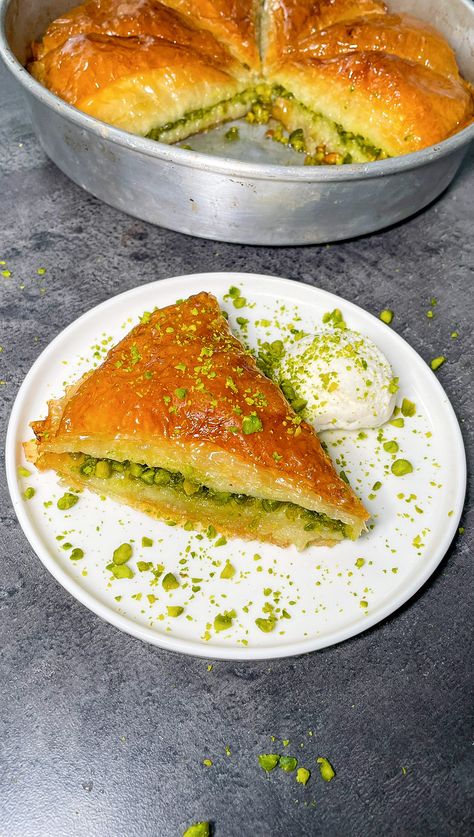 Zoek je naar een goed baklava recept? Stop met zoeken en volg dit recept! Deze baklava's zijn mega groot, vol met pistachenoten en super krokant. Heer... Baklava Recept, Baklava, Things To Make, Oven, Dessert, Baking, Ethnic Recipes, Cake