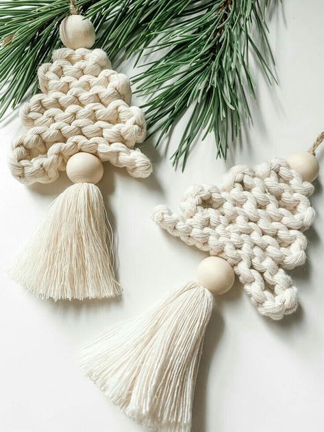 Tree Collar Christmas, Joululahjat Diy, Knitted Christmas Decorations, Boho Christmas Decor, Macrame Patterns Tutorials, Boho Christmas, Macrame Ideas, Mini Christmas Tree, Macrame Projects