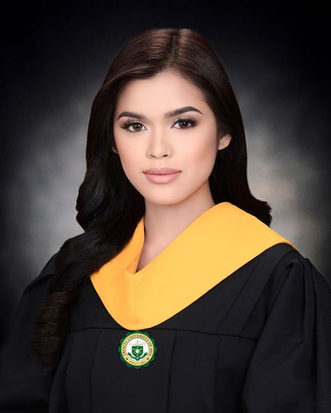 Graduation Pictorial Pose, Graduation Pictorial Studio, Hairstyle For Graduation Pictorial, Graduation Look Makeup, Creative Shot For Graduation, Toga Outfit, Graduation Pictorial, Graduation Toga, Graduation Look