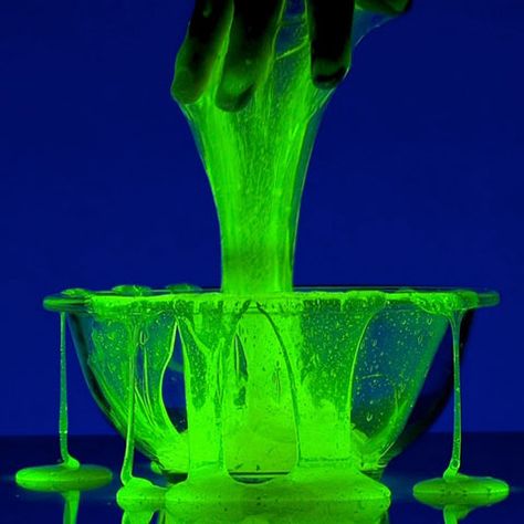 Halloween Slime Recipe, Halloween Slime, Green Slime, Diy Glow, Slime Kit, How To Make Slime, Glow Party, Halloween Haunted Houses, Mad Scientist