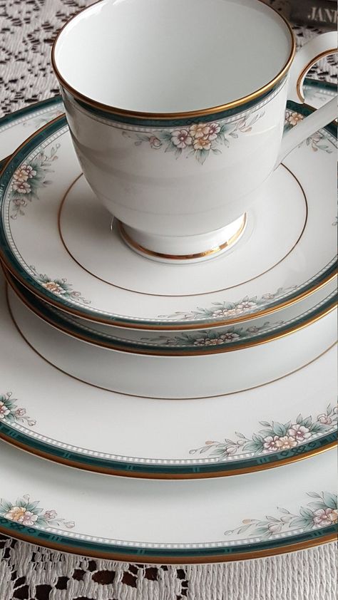 Service for 5 Noritake Landon 25 Piece Dinnerware Set | Etsy Flowers In Shade, Fine China Set, Blue And White Dinnerware, Tan Flowers, Fine China Dinnerware, Fine Dinnerware, Fancy Kitchens, Wall Texture Design, Dinning Room Design