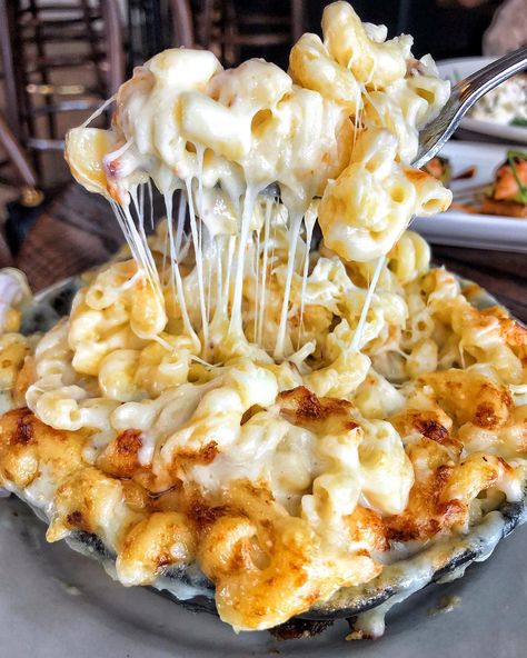 Celebrating National Mac & Cheese day with this SKILLET ROASTED MAC + CHEESE from @thesmithrestaurant while in NYC! 🧀🧀🧀 Think Food, Food Goals, Food Obsession, Pretty Food, Food Cravings, I Love Food, Amazing Food, Junk Food, Soul Food