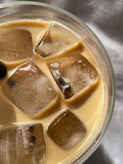 Mcdonalds Iced Coffee, Latte Aesthetic, Coffee Wallpaper, Coffee Obsession, Vanilla Latte, Coffee Dessert, About Coffee, Deilig Mat, Coffee Tasting