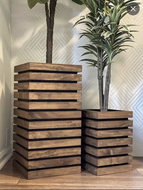 Indoor Planter Box, Wood Pots, Kitchen Decorating Ideas, Exterior Bloxburg, Geek Decor, Kitchen Decorating, Table Kitchen, Wooden Planters, Backyard Fences