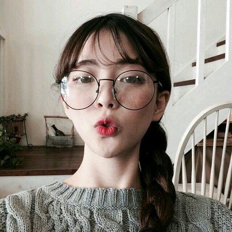 Circular Glasses, Circle Glasses, Korean Fashion Winter, Ulzzang Makeup, Cute Glasses, Fashion Eye Glasses, Korean Fashion Casual, Round Glasses, Uzzlang Girl