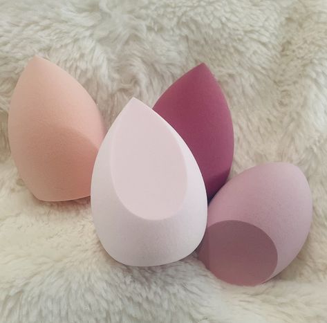 Set of 4 beauty blender sponges ideal for your complexion makeup and contouring. Cleaning Tips Run the sponge under lukewarm water, add a mild soap and lather. Rinse thoroughly until the water runs clear. Allow to dry in the open air. Remember to clean your beauty blenders regularly for optimal use. Sephora Beauty Blender, Big Beauty Blender, Bueaty Blender, Beauty Blender Aesthetic, Sephora Makeup Products, Sponges Makeup, Make Up Sponge, Beauty Blender Sponge, Embrace Natural Beauty