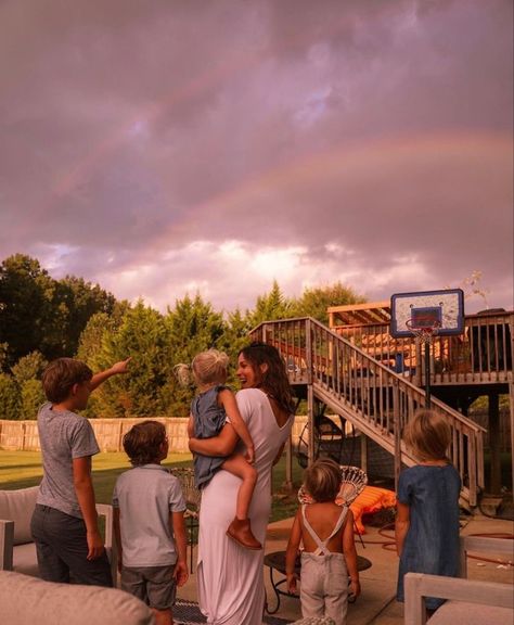 Crunchy Family Aesthetic, Mom Playing With Kids, Family Asthetic Picture, 5 Kids Family, Family Asethic, Family Trip Aesthetic, Family Love Aesthetic, Dream Life Aesthetic Family, Family Time Aesthetic