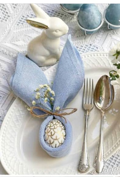 Easter Napkins, Tafel Decor, Easter Table Settings, Easter Tablescapes, Spring Easter Crafts, Easter Inspiration, Home Decoration Ideas, Easter Centerpieces, Easter Table Decorations