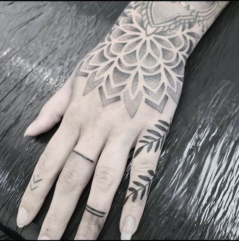 Dot Work Hand Tattoo, Sacred Geometry Hand Tattoo, Mandala Finger Tattoo, Geometric Hand Tattoo, Tattoo Dos, Dotwork Tattoo Mandala, Dot Work Mandala, Tattoo 2022, Mandala Hand Tattoos